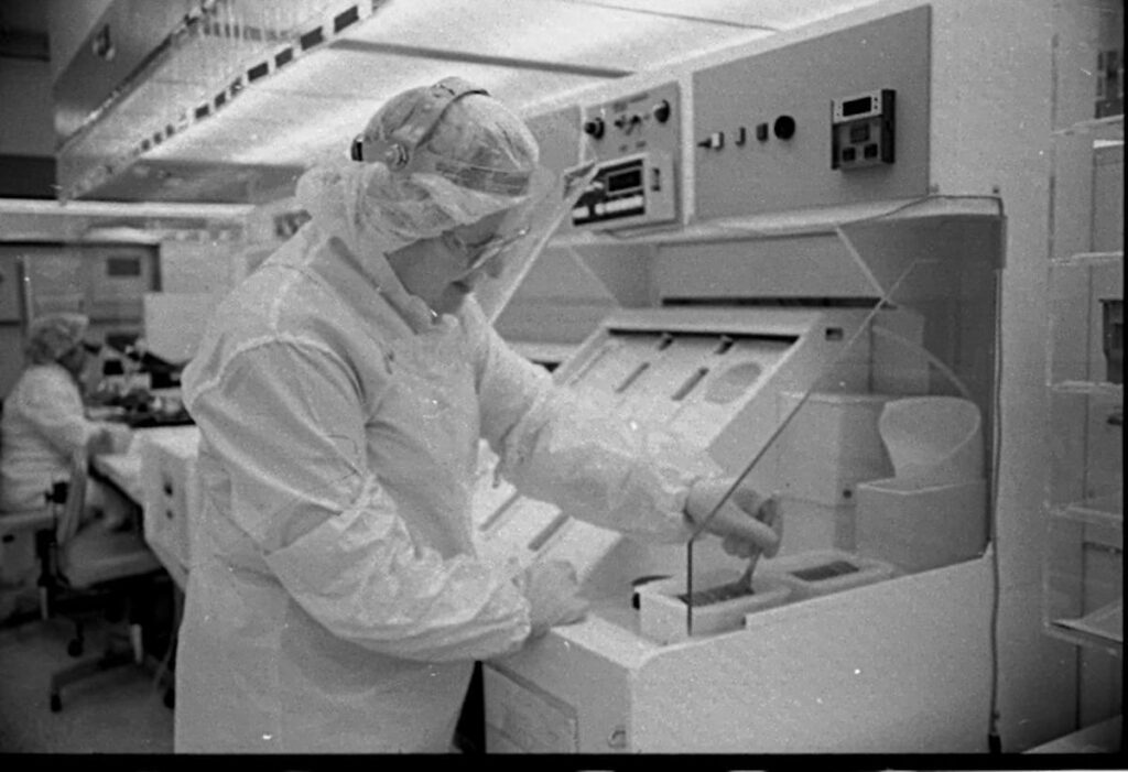 The Intel 80286: The Chip That Made the PC Grow Up—and Sparked the AT Era | 1982 286 production fab intel